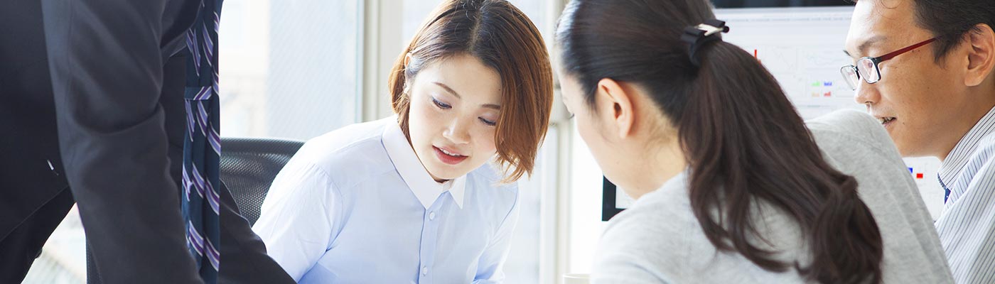 話し合いをしている男女